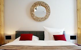 R&J Hotel